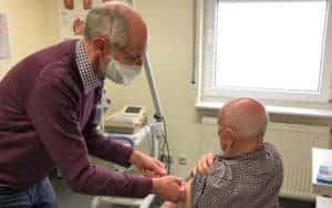 Hausarzt Thorsten Koech impft etwa 40 Patientinnen und Patienten pro Woche in seiner Praxis.