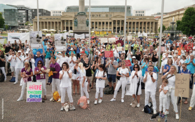 Protestaktion am Buß- und Bettag: MEDI initiiert Trauermarsch und trifft Landesgesundheitsminister Manne Lucha